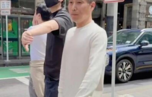 51岁李乃文新西兰被偶遇!头发花白显沧桑,却被网友狂赞