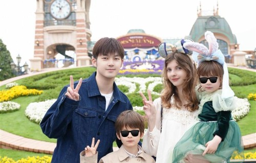 董力晒一家四口游迪士尼，俩孩子颜值好高，儿子像爸爸女儿像妈妈