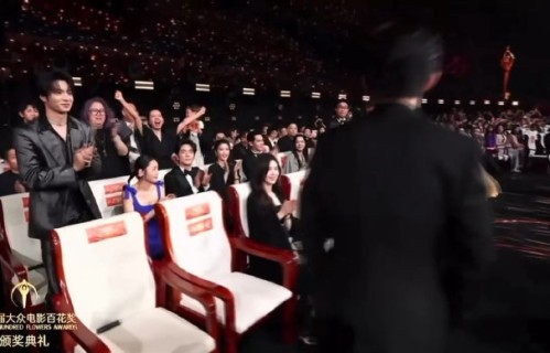 易烊千玺获奖现场有哪些感人瞬间？