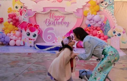 张若昀唐艺昕给女儿过六岁生日，陪玩布置现场，网友认错卡通图案