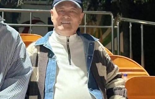 68岁赵本山现身海南悠闲逛街，穿搭很时髦！买好几袋奢侈品好惬意