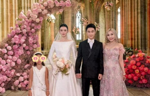 何超盈晒何猷君婚礼现场照，7岁女儿晚宴上朗诵，小7岁丈夫没出席