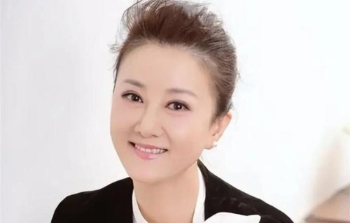 她是上海滩家喻户晓的主持人，如今53岁却像30岁，气质突出不显老