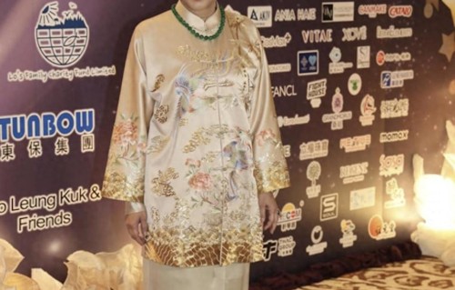 67岁朱玲玲携丈夫亮相，戴帝王翡翠高雅贵气，78岁罗康瑞满头白发