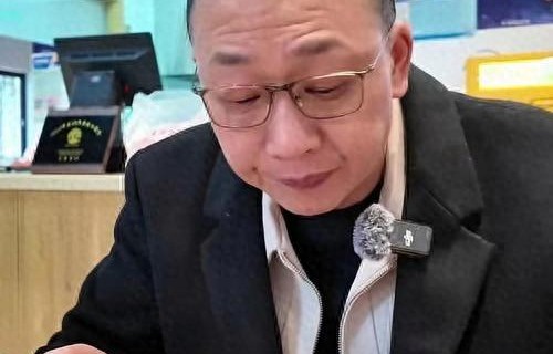 因摔耳机丢了铁饭碗，被迫离开央视后，如今他54岁现身街头当吃播 