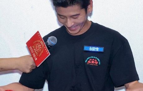 蒋奇明为什么被称为一部戏解锁一门新语言？