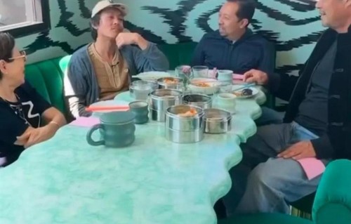 45岁陈冠希近照模样大变，和朋友洛杉矶聚餐，留八字胡又老又滑稽