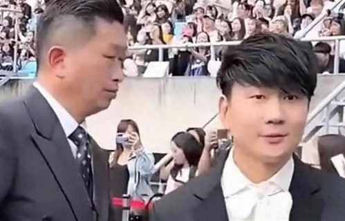林俊杰携母飞纽约，现身小21岁女友毕业典礼，分手传闻彻底粉碎