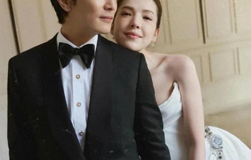 邱泽许玮蜜带儿子逛公园被偶遇，邱泽把儿子高高举起，父爱满满!_新闻|夫妻|当男人恋爱时|素颜|怀孕|奶爸
