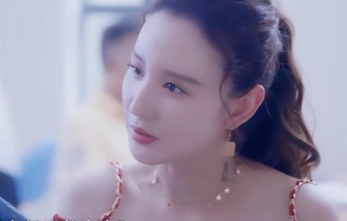 张萌现身活动，穿白色透视装大露背，对比刘芸又高又瘦身材顶级