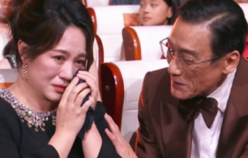 马丽为什么看到萨日娜获奖时情绪失控？