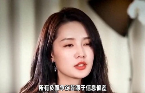 李沁穿白西装背锅，精致妆容吸睛!_素平
