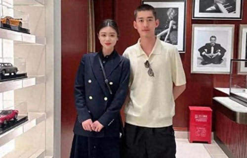 张翰在上海逛街吃饭被偶遇，他减肥了，剪了寸头没有油腻的感觉了