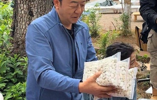 郭涛儿子19岁石头近照曝光，郭涛带儿子石头在云南摆摊助农，石头已长成高大帅气的男生|父母爱情|江德福|老人|豆子|爸爸去哪儿