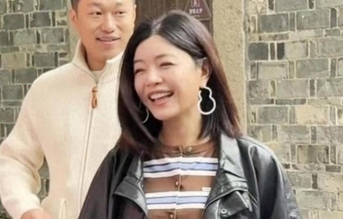 网友偶遇43岁的陈妍希，看着真年轻呀，太有少女感了 ​