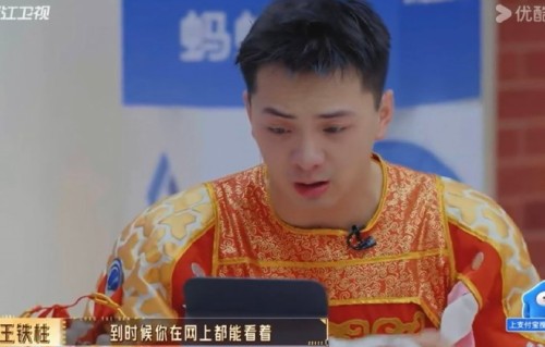 王铁柱在节目中即兴表演‘演员卸妆后与家人视频’的细节和情感内核是什么？