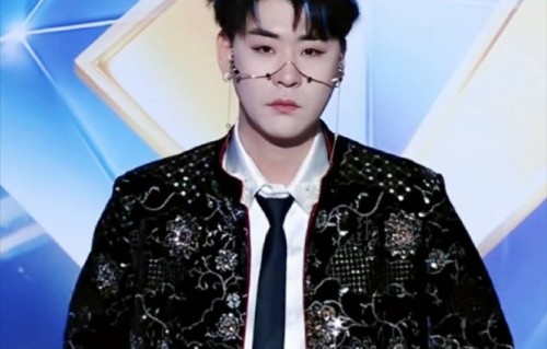 张云雷在QQ音乐盛典红毯上遇到了哪些具体的网络热梗挑战？|网速|谐音|文化|戏曲|国风