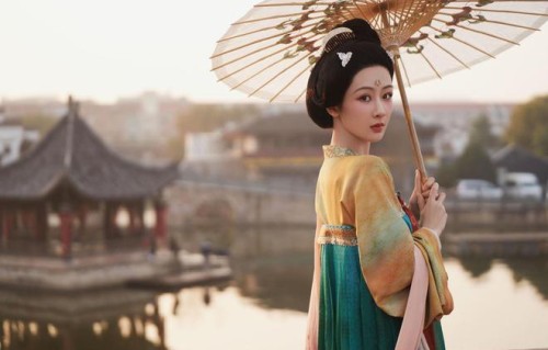 《国色芳华》将播，杨紫穿唐装很美，二搭李现超甜，又有好剧追了
