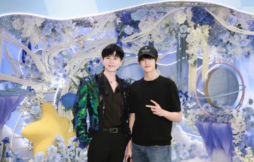 张极观看张杰演唱会后发合照,称希望有更多机会看演出