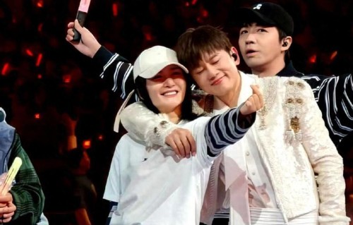 谢娜无惧骂声开演唱会捞金，张杰力挺，风浪再大也挡不住赚钱