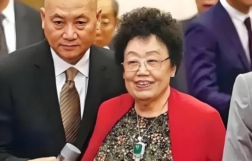 一边是全网缅怀，一边是谣言四起，迟重瑞与陈丽华的感情被一张假照消费