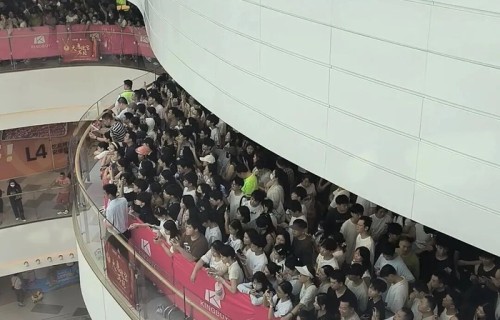 周星驰迪丽热巴真人空降广州白云湖金铂!《功夫女足》路演现场挤爆,不少影迷苦等许久,遗憾没能见到星爷