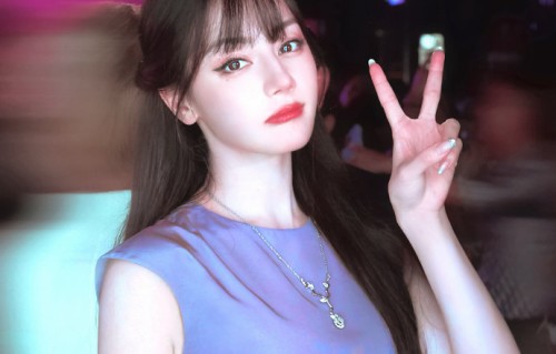 迪丽热巴抬头撩刘海帅上热搜，粉丝为刘海造型吵翻了？