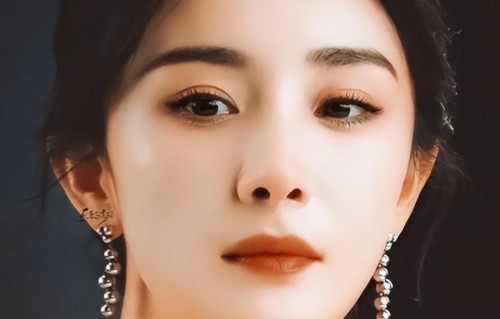 顶流杨幂脸被烫伤，眼下伤痕明显，深夜发文给大众提了个醒