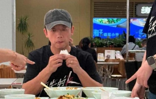 郑恺在武汉小馆子吃饭被认出，没人跟着他拍照，他帮老人扶椅子