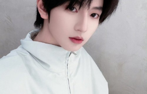 穆祉丞高会宠粉营业！蜜蜂装萌翻，露脸自拍收割18万粉丝