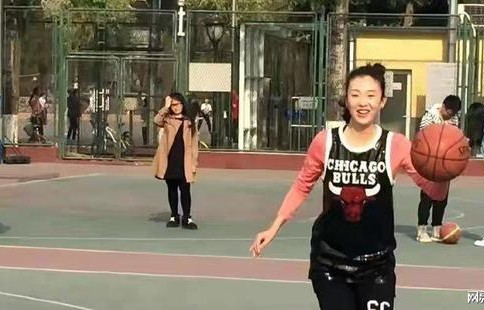 身高182cm嫁矮17cm谢晖，39岁产子一家三口幸福