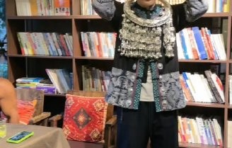 李晨穿苗族盛装现身凤凰古城，自曝跑男划龙舟黑历史