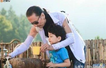 谢贤四十年不摘墨镜，被戏称“墨镜焊在脸上”，终于知道原因|163
