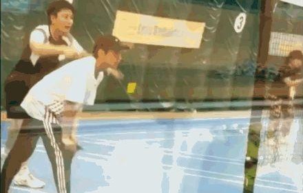 网友偶遇王源打高尔夫_王源在片场打高尔夫球，球杆扬起，意趣横飞