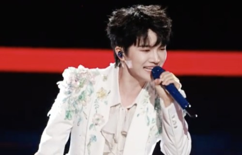 周深CMG盛典献唱“奋斗者之歌”《好风起》