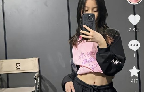 李小璐11岁女儿晒近照，甜馨大方展示马甲线，肌肉轮廓超明显