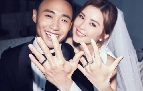 阿娇、霍汶希等众星发文祝福阿Sa结婚；嫁小10岁私教，月入被曝超十万港元，容祖儿夸他身材好人品佳