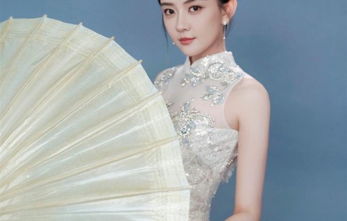 梁洁这身白色旗袍，手持团扇的造型，看着温婉又大方