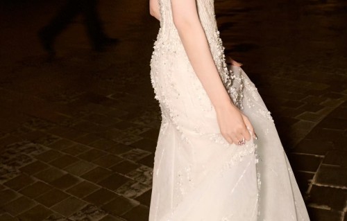 张天爱白纱裙封神！人鱼身材杀疯了，年会穿搭直接抄 