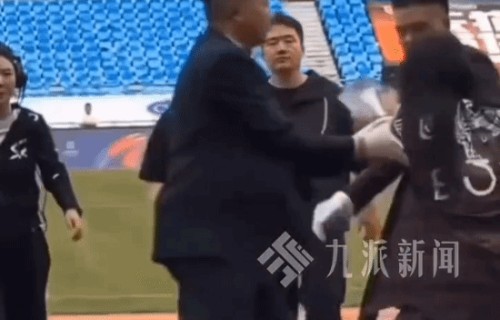 保安一个箭步护住周深 专业反应获赞