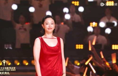 白百何红裙亮相百花奖，气场全开惊艳全场