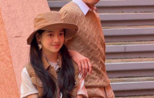 聂远大女儿小学毕业，岳母参加天天毕业典礼，气质比明星女儿还好