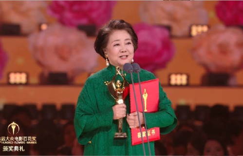《抓娃娃》中萨日娜饰演的奶奶有哪些高难度动作？