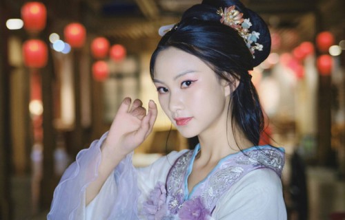 央视主持人王冰冰跨界主演古装微短剧《灼灼不倾城》，引发热议_视频_尼格买提_反应|吉林大学|纪录片