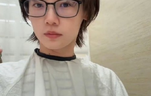 郑恺的妻子苗苗是哪年出生的？