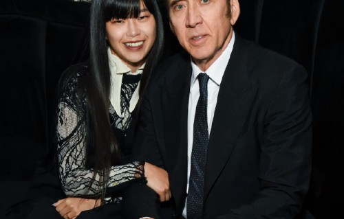 62岁尼古拉斯凯奇携31岁五婚娇妻红毯秀，出席《暗影蜘蛛侠》首映礼