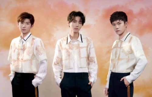 张艺凡出道后，时代峰峻又往《青你3》塞人，刚出场就圈粉了观众