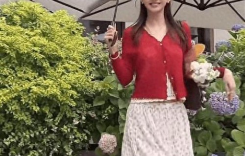 陈赫老婆张子萱42岁状态超好！秒变街头超模活力满满