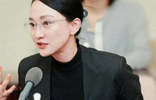 周迅开会带火了职场新穿搭：西装+丝袜，上半身正式、下半身时髦 