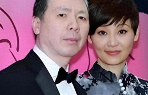 冯小刚王志文相聚打球，养女动态曝光，母女相处状态引热议